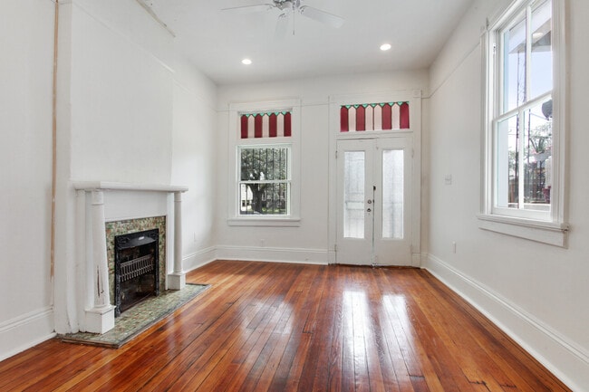 Building Photo - 3025 Banks- left