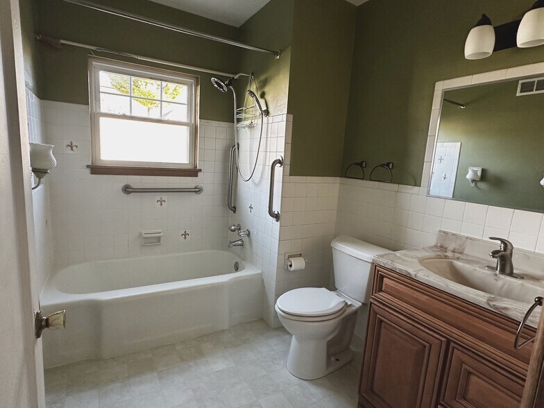 Bathroom - 3278 N 82nd St