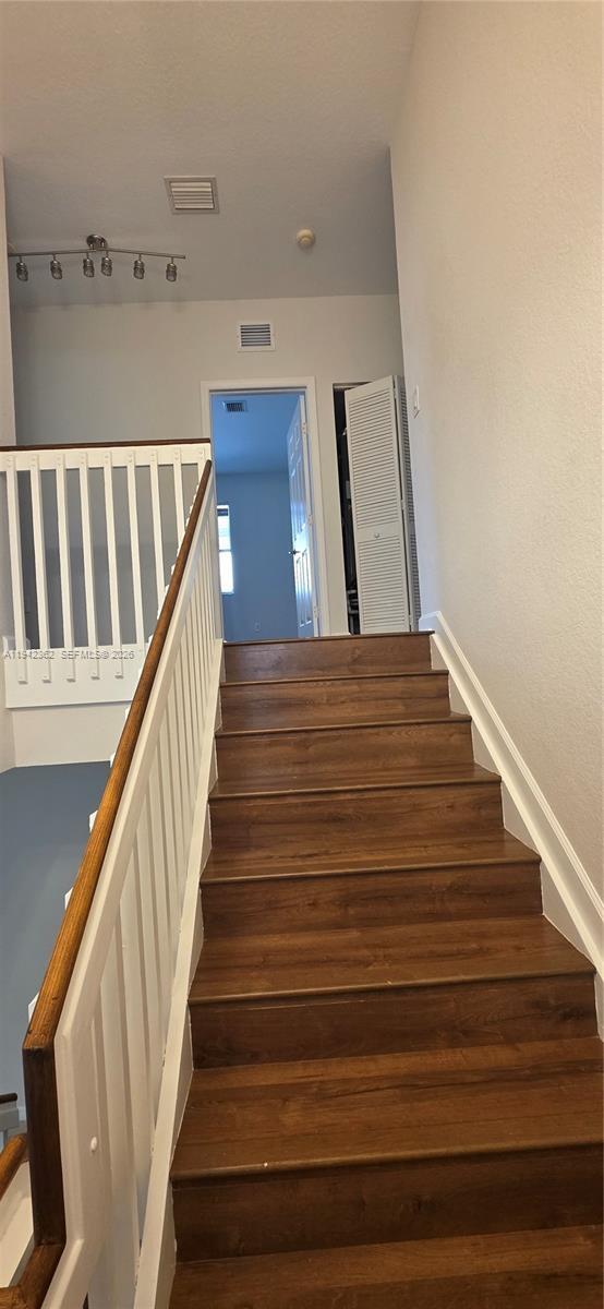 Building Photo - 215 NE 36th Avenue Rd