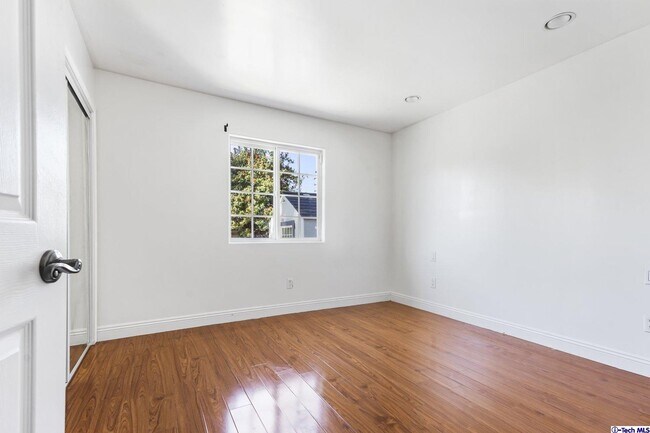 Building Photo - 10521 Leolang Ave