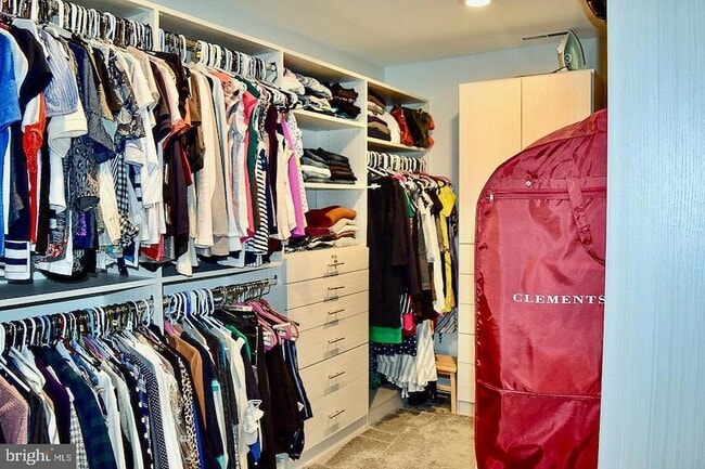 Building Photo - 2235 Abbotsford Dr