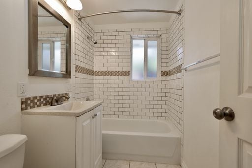 Building Photo - Modern Remodeled 2BR Duplex with Garage in Prime Shoreline Location