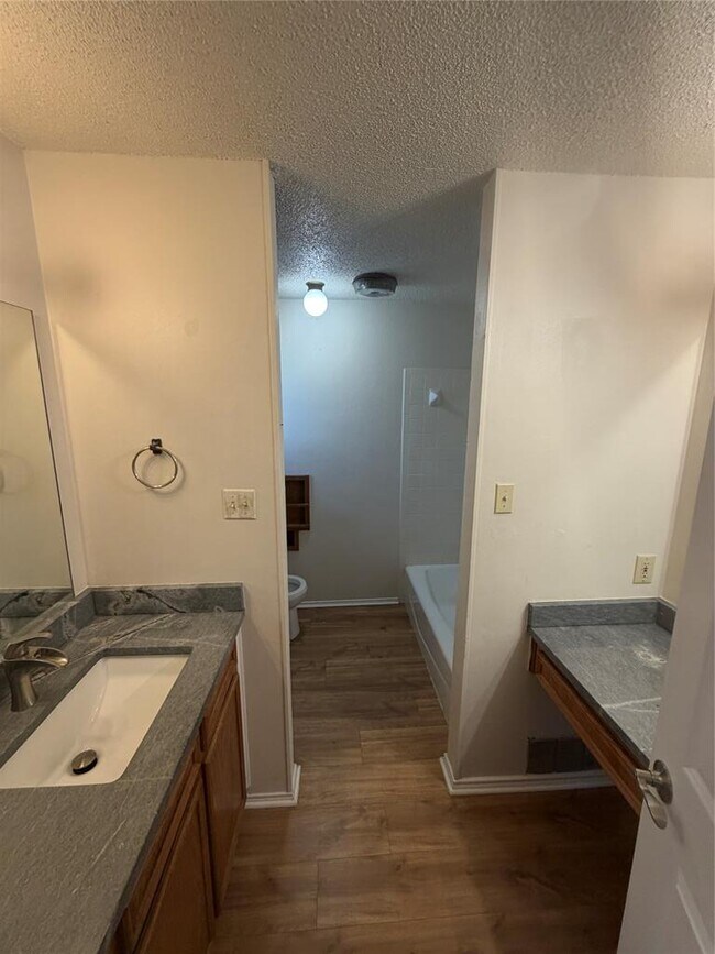 Building Photo - 1100 York Castle Dr