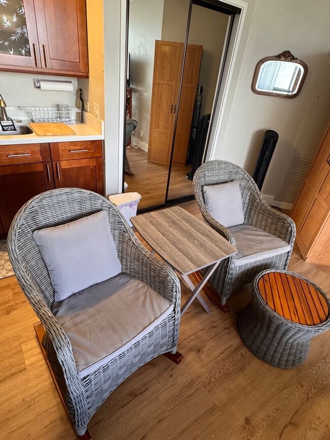 Building Photo - Fully Furnished Studio Unit in the Heart of Waikiki