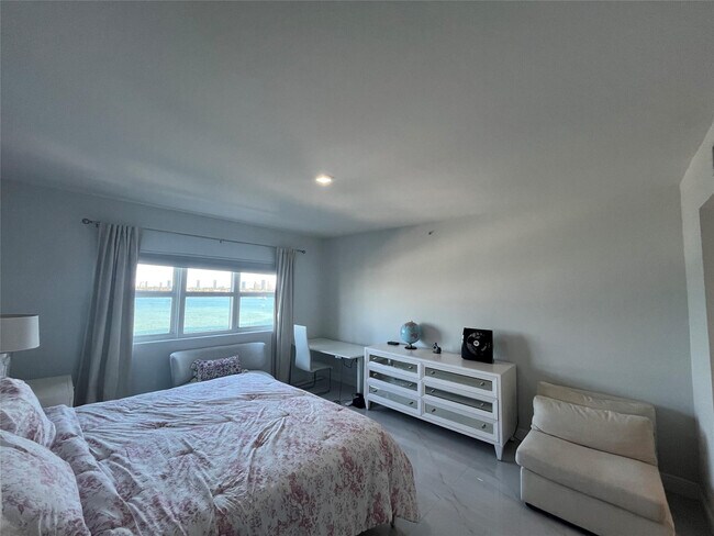 Building Photo - 2650 Lake Shore Dr