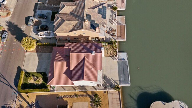 Building Photo - 18075 Lakeview Dr