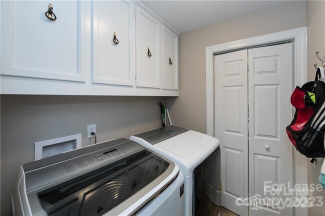 Building Photo - 8511 Viking Dr