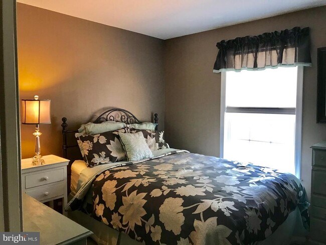 Building Photo - 8 Plumosa Dr