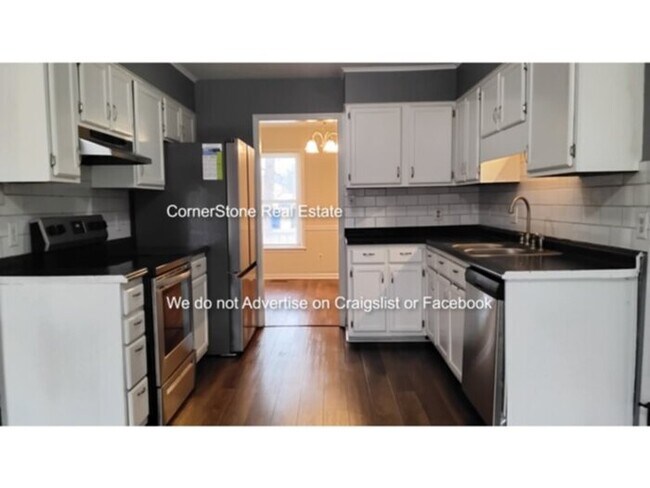 Building Photo - 6301 Lakehaven Dr