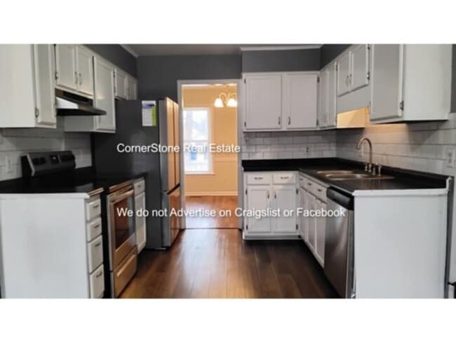 Building Photo - 6301 Lakhaven Dr.