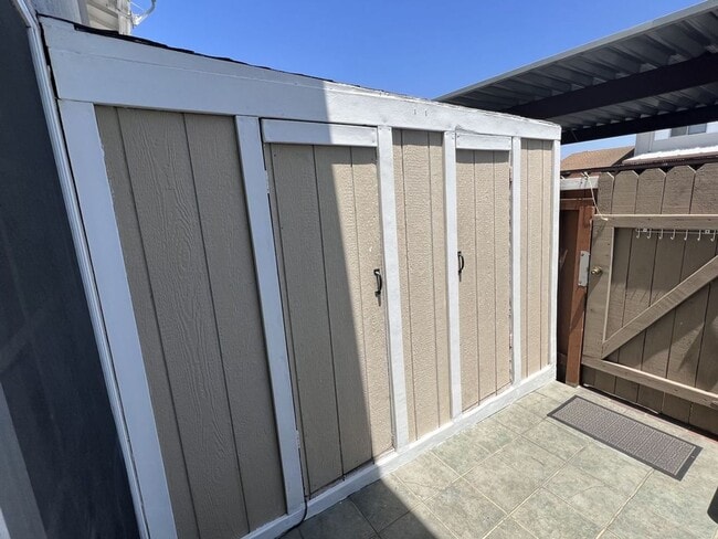 Building Photo - Bright & Airy 2-Bedroom End Unit Townhome