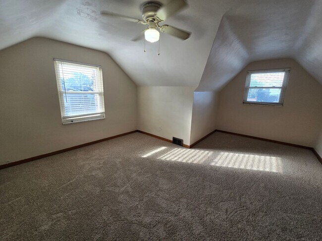 Building Photo - 305 Longview Dr