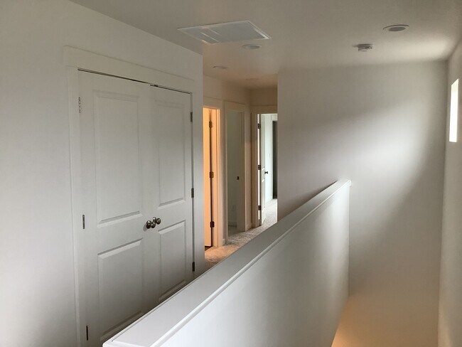 Building Photo - 4-Bedroom 3-Bathroom Townhouse style home
