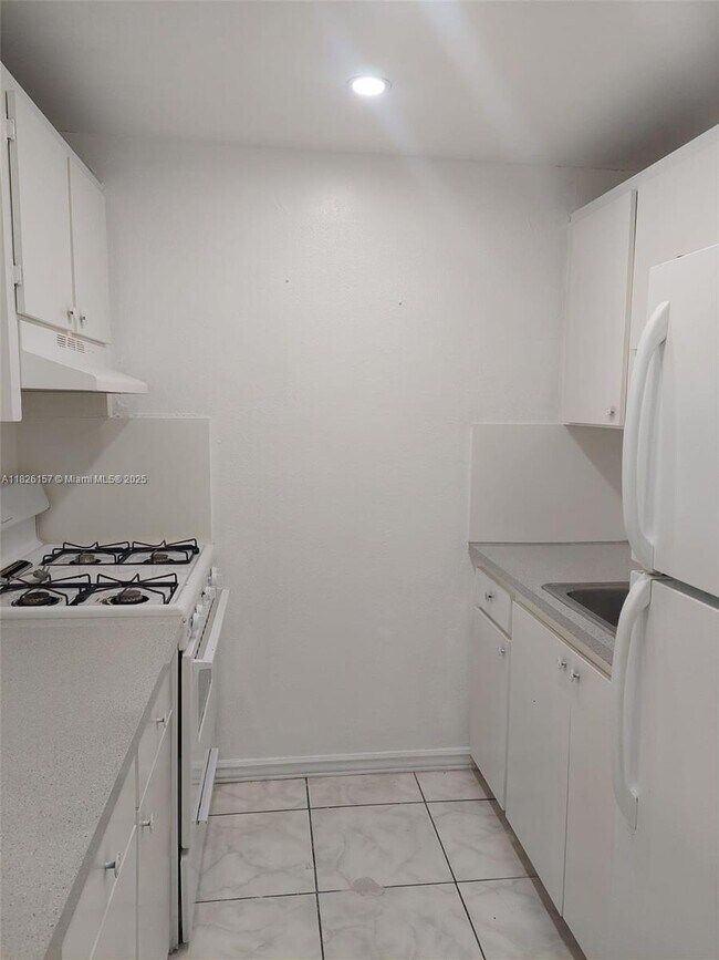 Building Photo - 1305 W 53rd St