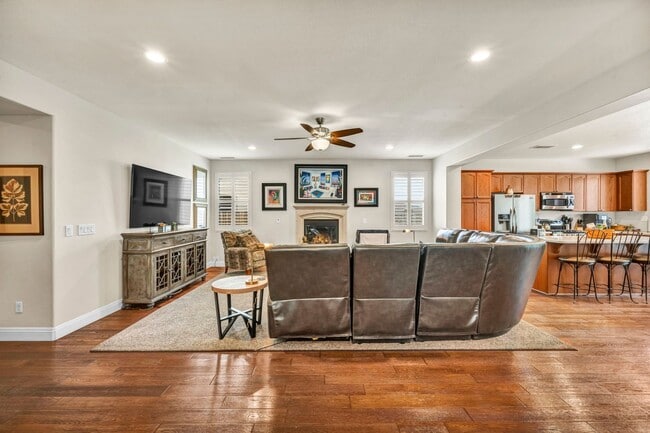 Building Photo - FULLY FURNISHED home with all utilities included and flexible lease options available.