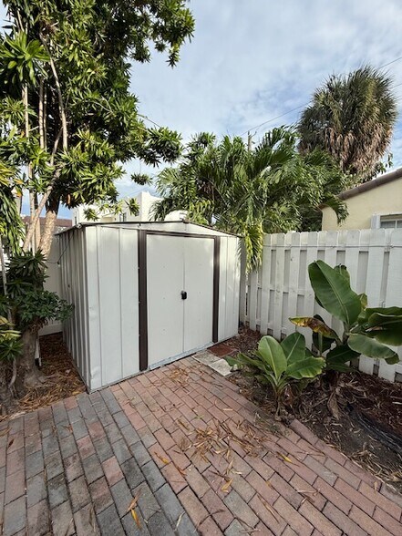 Building Photo - 1642 Van Buren St