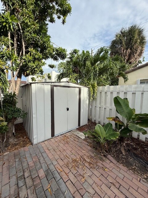 Building Photo - 1642 Van Buren St