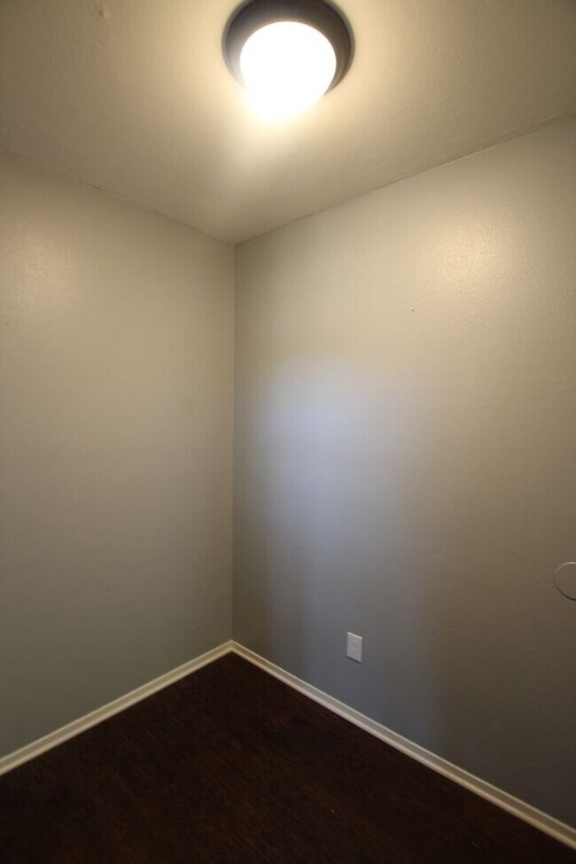 Building Photo - Tour Today: Downstairs 1 Bed 1 Bath Apartment!