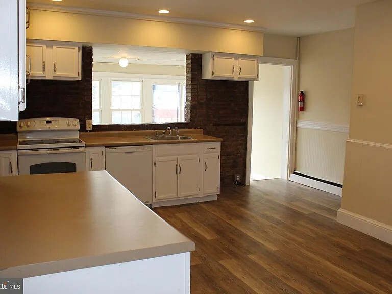 Building Photo - 428 South St