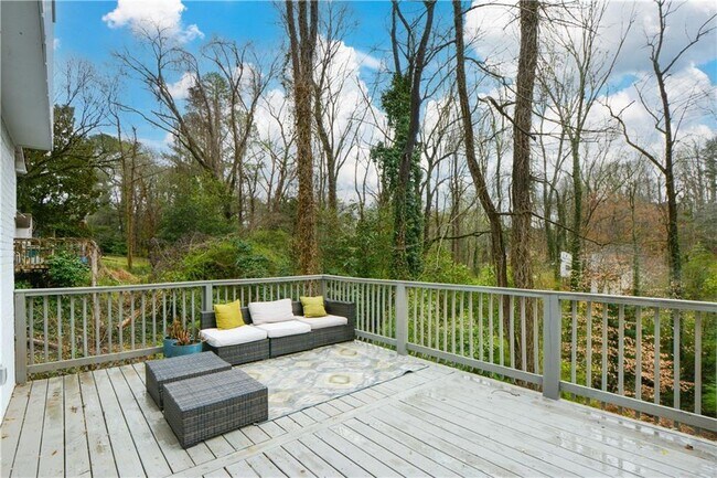 Building Photo - 643 Navarre Dr