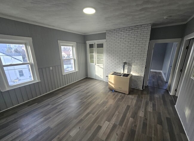 Building Photo - 351 Tecumseh St