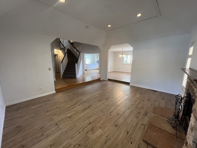 Building Photo - 511 Bluff Dr