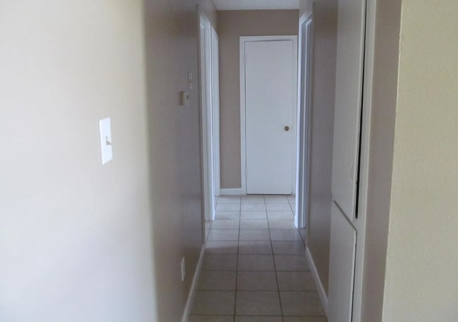 Building Photo - 208 Rosa Blvd