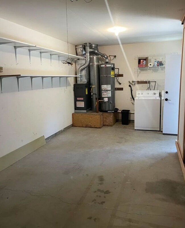 Building Photo - Updated 2 Bedroom