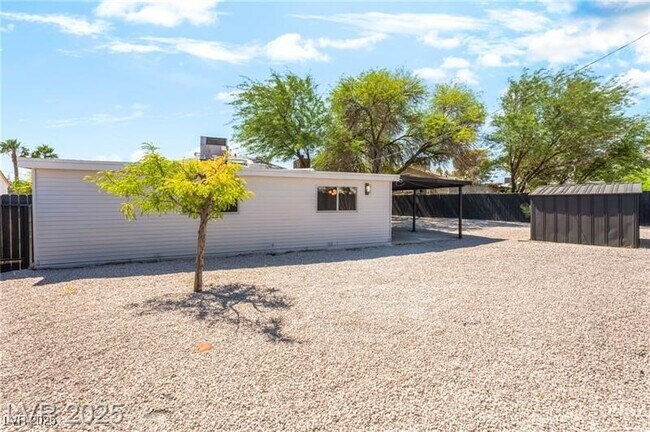 Building Photo - 915 Melrose Dr