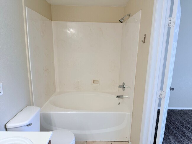 Building Photo - Spacious 2 bedroom 2 bath condo