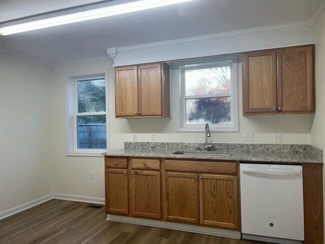 Building Photo - 1914 W Oakland Ave