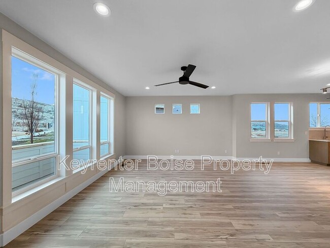 Building Photo - 6234 N Holly Spgs Ln