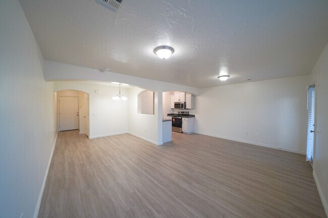 Building Photo - Remodeled 3 Bed / 2.5 Bath Townhome in Great Location