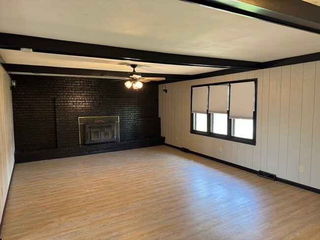 Building Photo - 1003 Sunset Dr