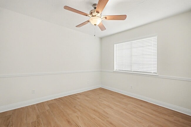 Building Photo - 8303 Lake Crystal Dr