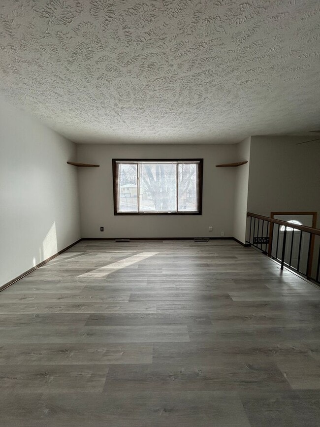 Building Photo - Spacious 3-Bedroom, 1-Bath Home with Garage & Basement in La Vista