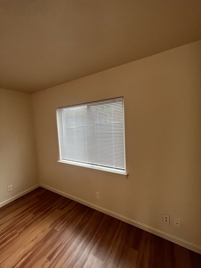 Building Photo - Townhouse style duplex in Lowell