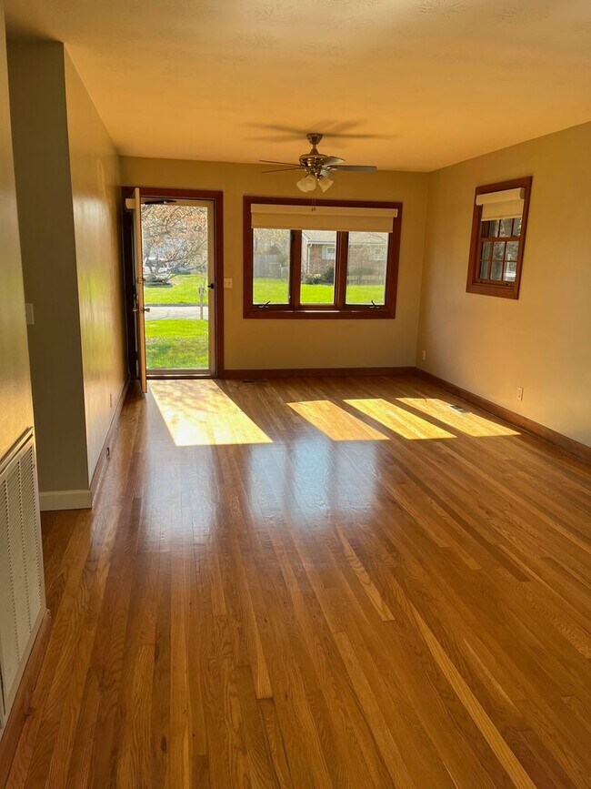 Building Photo - 3 Bedroom / 1 Bath  Johnson City, TN