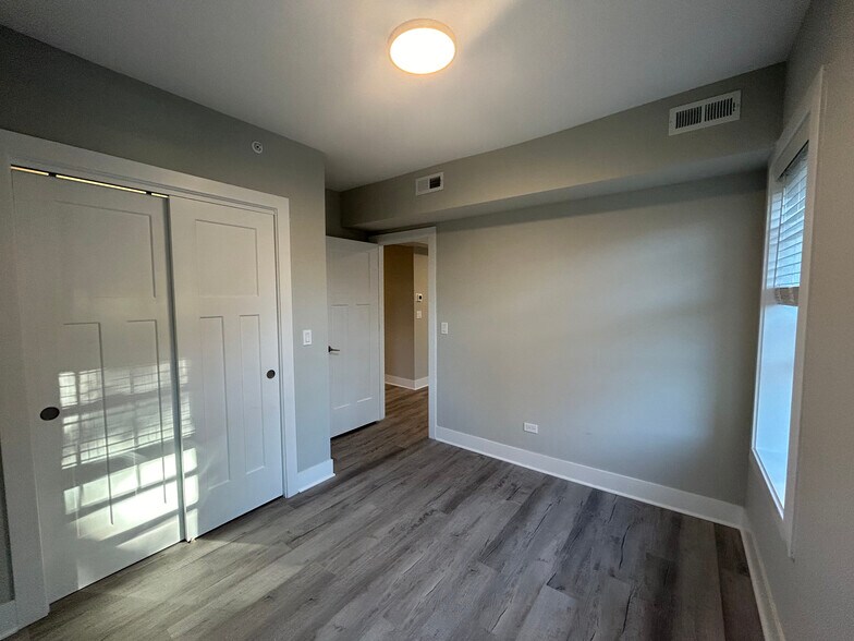 Building Photo - 1131 Oak Ave