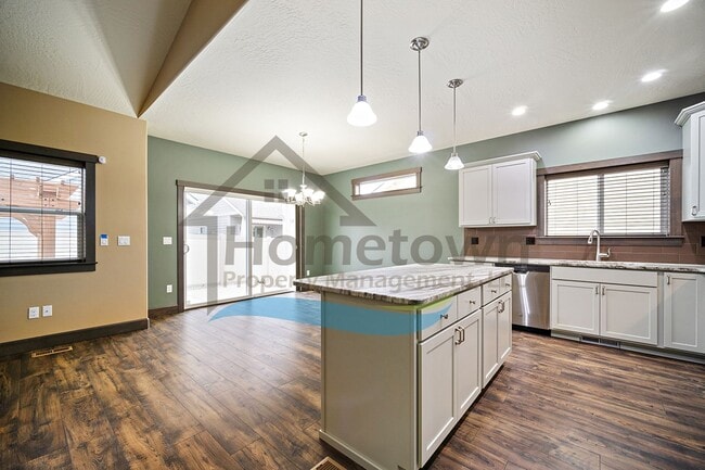 Building Photo - 3 Bedroom 2 Bathroom Home with Attached 3 Car Garage Available in Coeur d'Alene!