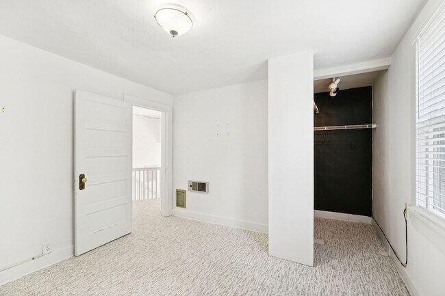 Building Photo - 1604 17th Ave S