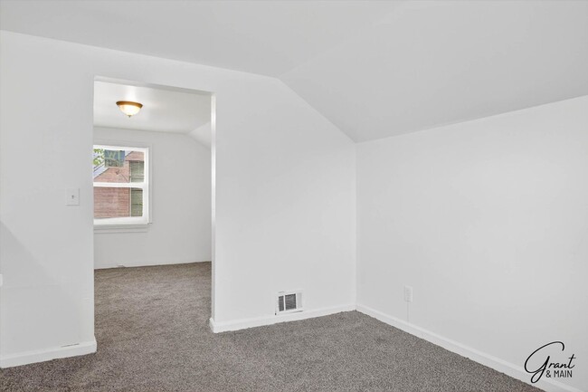 Building Photo - 3 bedroom bungalow - $1200