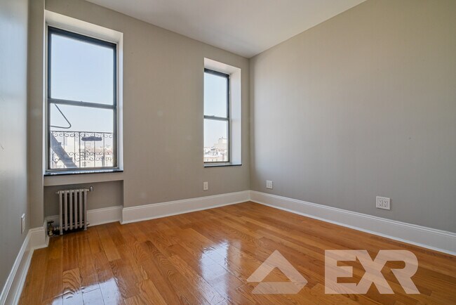 Building Photo - 442 Lorimer St