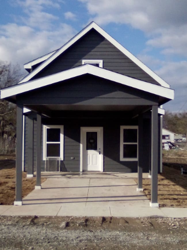 Primary Photo - 106 E Oak St