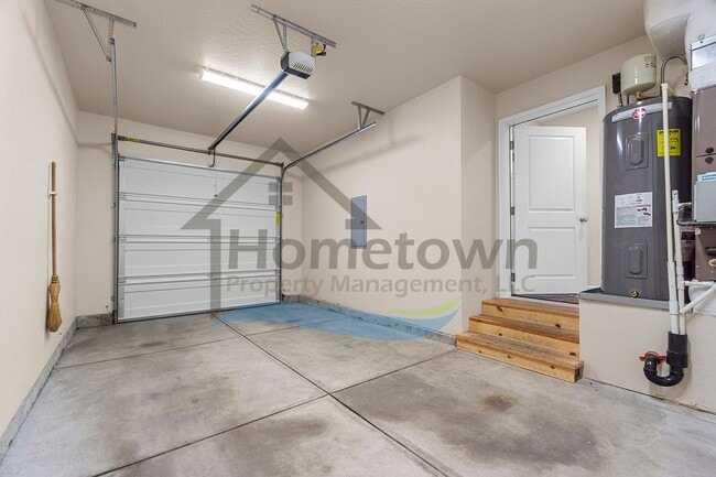 Building Photo - 3 Bedroom 3 Bathroom Home with Attached Ga...