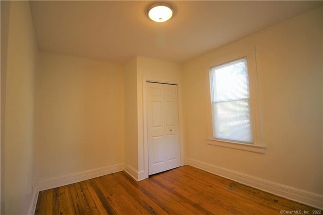 Building Photo - 153 Quaker Ln S
