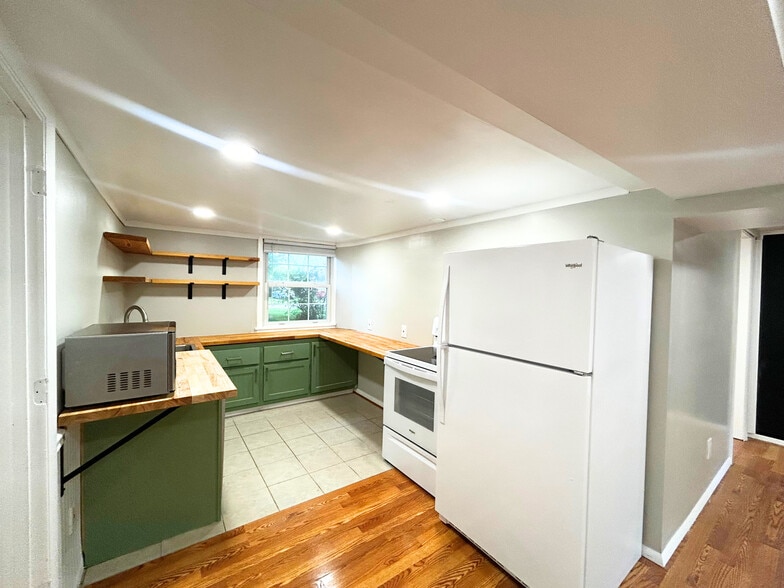 Building Photo - 8070 Esterbrook Dr