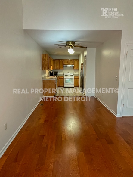 Building Photo - 5560 Seabreeze Ln