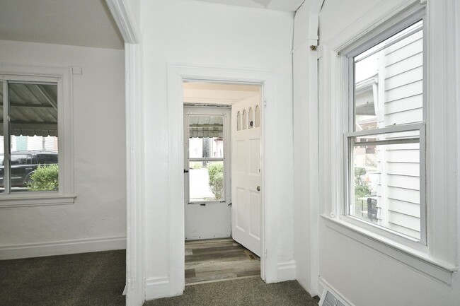 Building Photo - Updated 3 bed/1 bath House with garage!