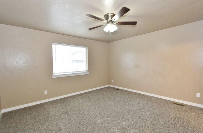 Building Photo - Spacious Single-Level Home on Cul-De-Sac